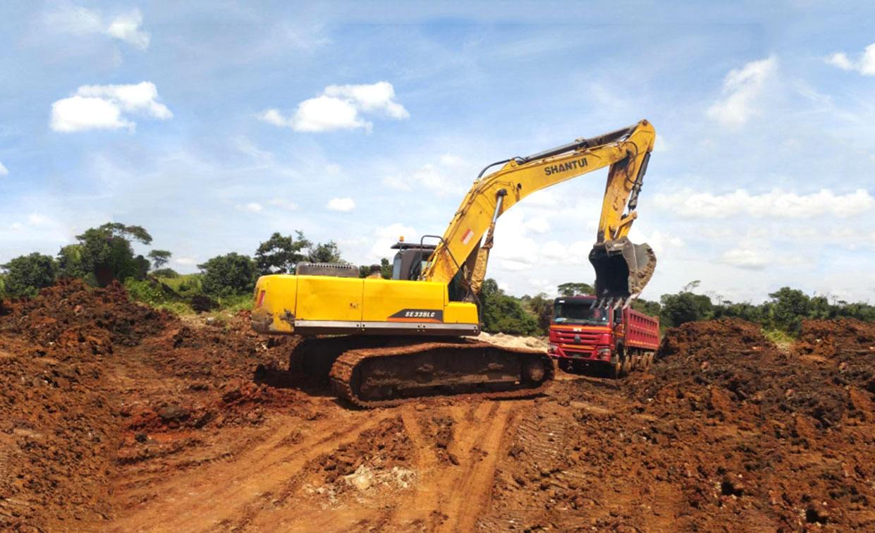 Bagger Shantui SE335LC arbeitet in Uganda im alluvialen Golderz.
