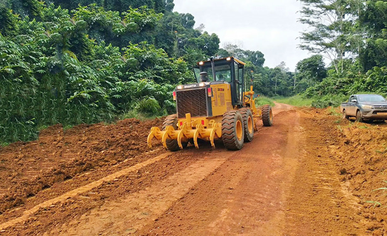 Motor-Grader SG18-3 für den Holzeinschlag und Straßenbau eines Forstbetriebs in Gabun
