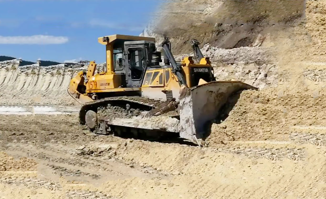 Planierraupe SD32-C5 für den Straßenbau und die Verkippung in einem Tagebau in Serbien